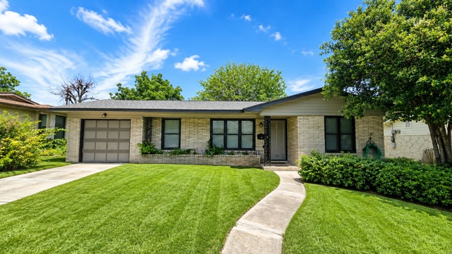 Building Photo - Dellview Neighborhood~Charming Mid-Century Home with Large Backyard