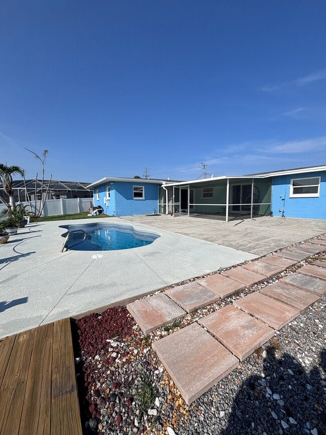 Photo - 1550 Mars St
