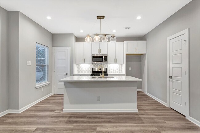 Photo - 6813 Liverpool St