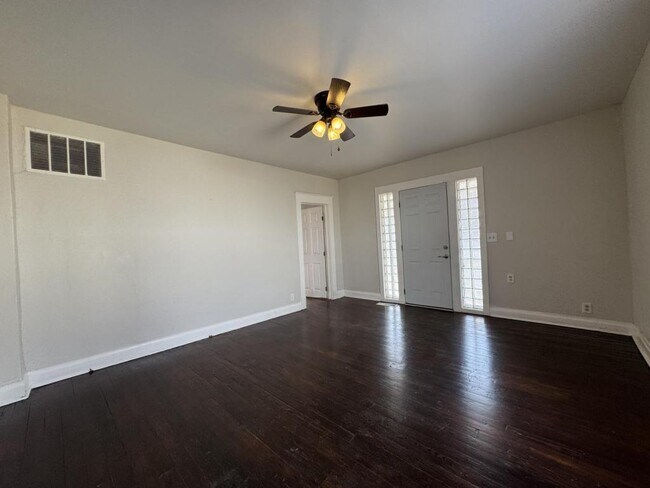 Photo - 836 S Broadway Ave