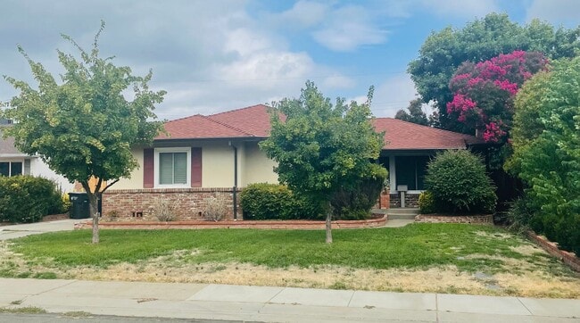 Building Photo - 2215 Stover Wy