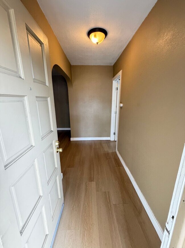 2228 Roanoke Ave Unidad Main House