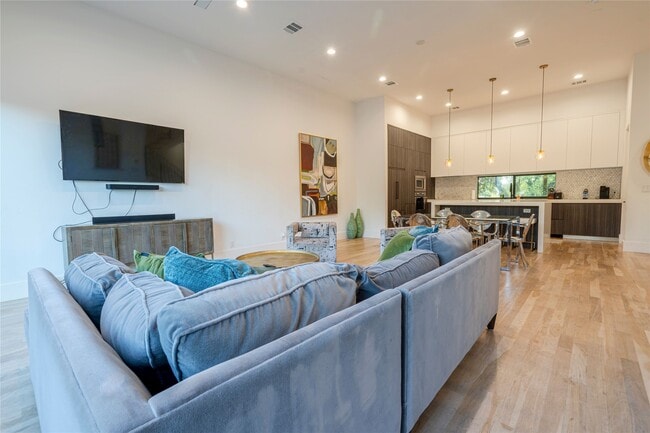 Photo - 709 Memorial Heights Dr