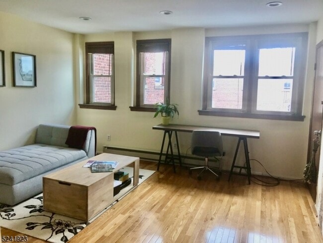 Photo - 107 E Broad St