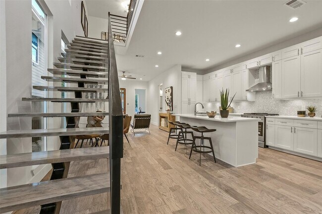 Building Photo - 933 W Eighth Street Unit