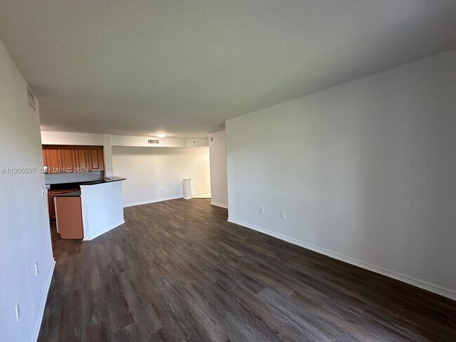 Photo - 17602 NW 25th Ave Unidad 310