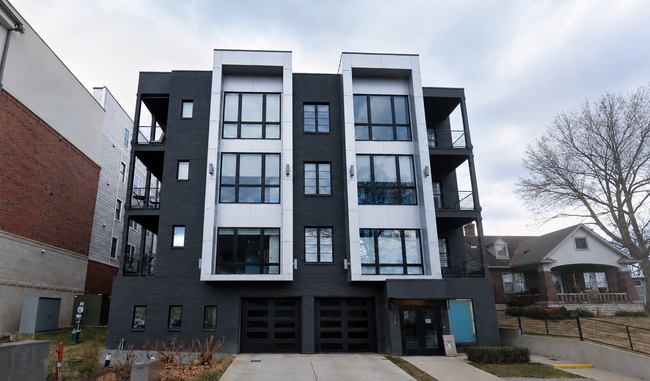 Building Photo - Stunning West End Nashville Condo - Available Now!