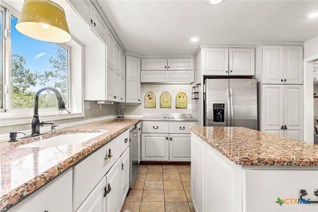 Photo - 1105 Lakeview Dr