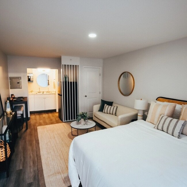 Building Photo - 1520 Gordon Hwy Unit 01