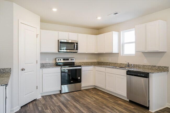 Photo - 668 Savanac St SE