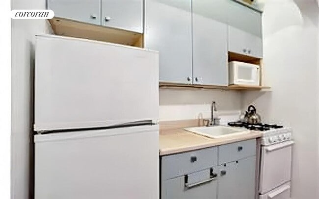 Photo - 418 Central Prk W