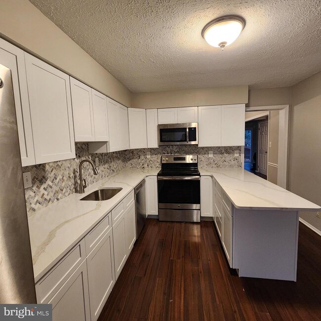 Photo - 201 Williamsburg Ct