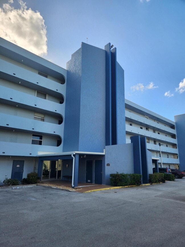 Building Photo - 5301 NW 2nd Ave Unit Apt 307