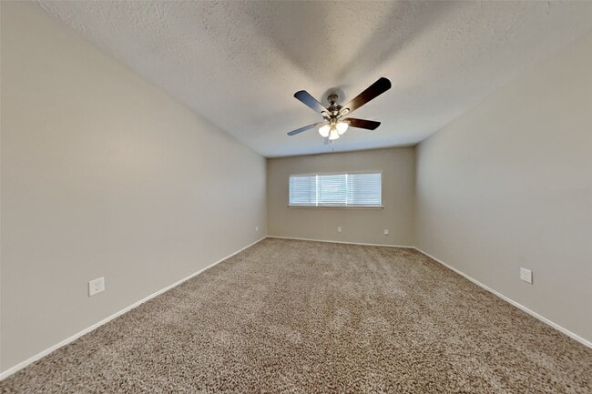 Photo - 21606 Crescent Heights St
