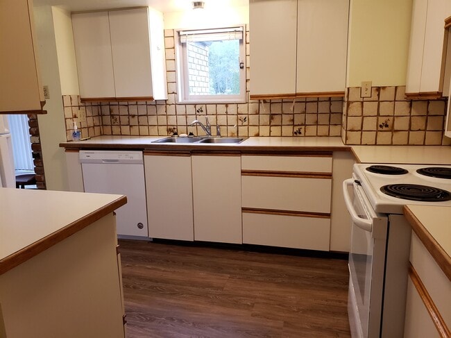 Photo - 1812-1184 184 St