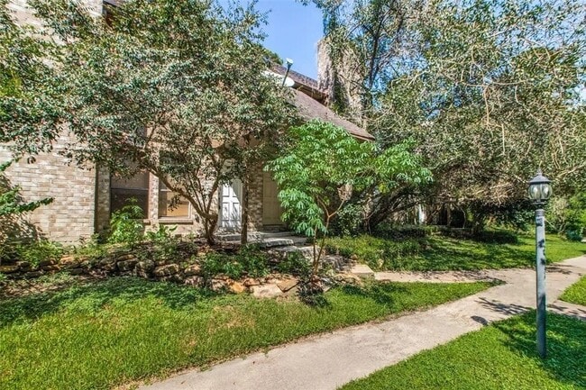 Building Photo - 1011 Hamblen Rd Unit 404