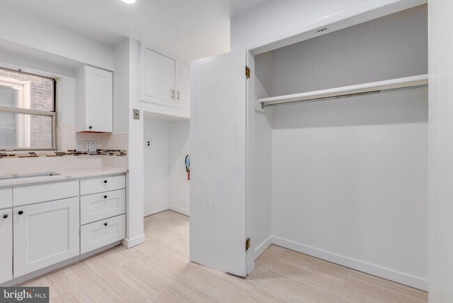 Photo - 4242 Pine St