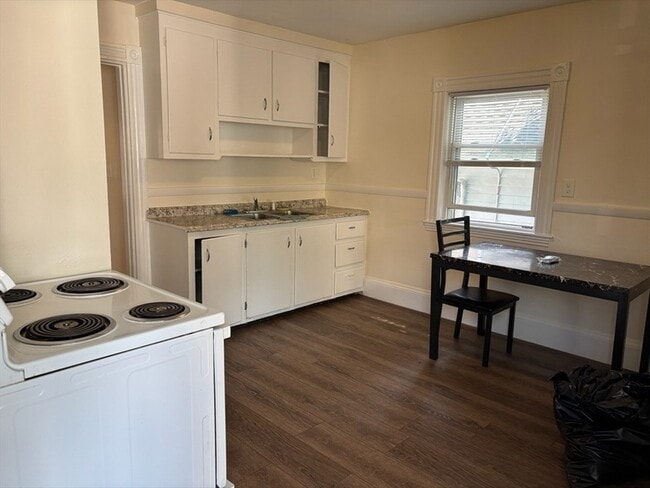 Building Photo - 184 Winthrop St Unit 2