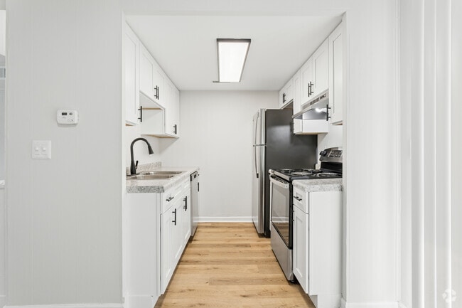Elite Townhome - 2BR, 1BA - 1,011SF - Kitchen