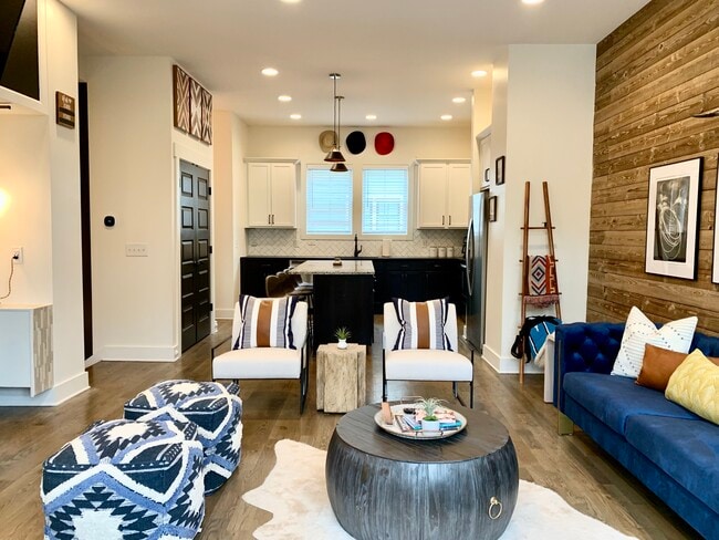 Photo - 1027 E Trinity Ln