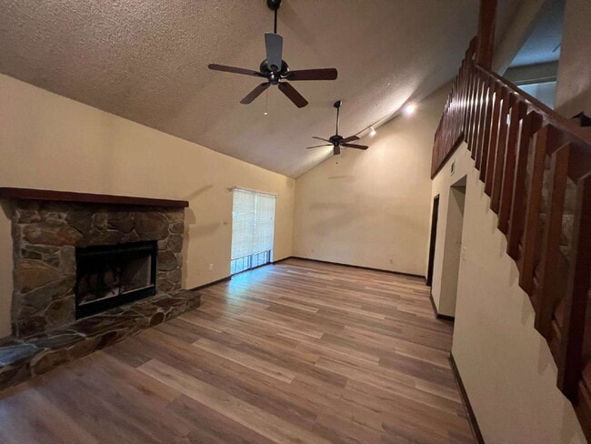 Building Photo - Large 2BD/ 2BTH with loft-Great Location
