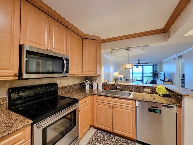 Building Photo - 111 Lake Emerald Dr Unit 406