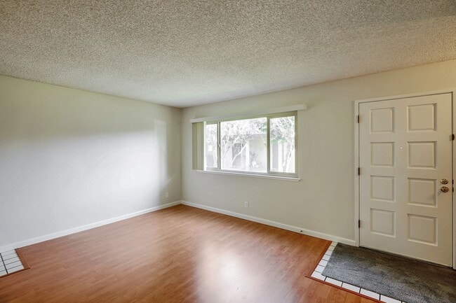 Photo - 2bed/2.5bath Townhouse with Updated Kitchen!