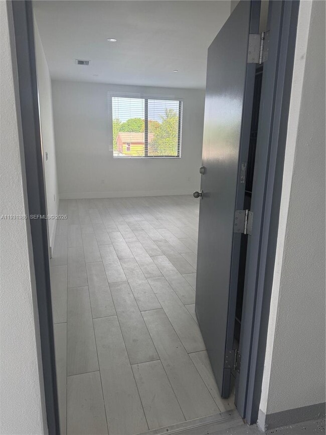 Building Photo - 1091 E 17th St Unit 402