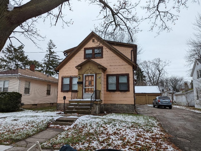 Building Photo - 916 S Webster St Rental
