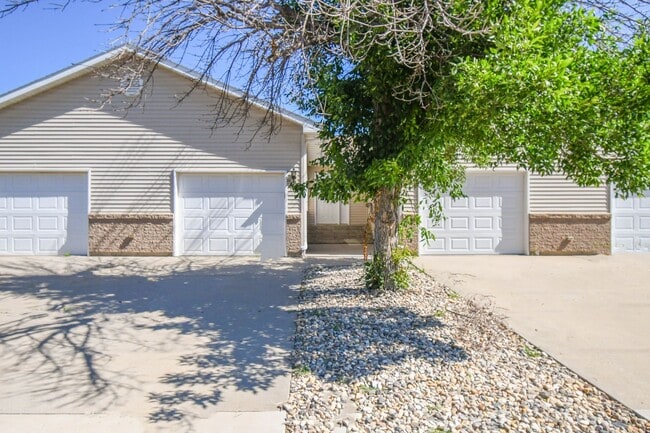 Building Photo - 1420 E Redwood Blvd