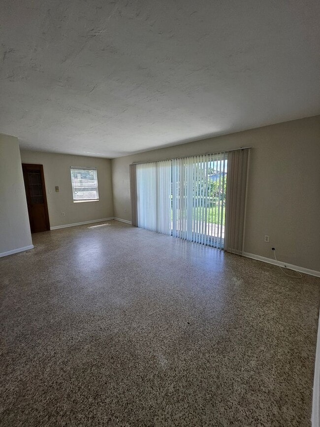 Photo - 2433 Deedra St