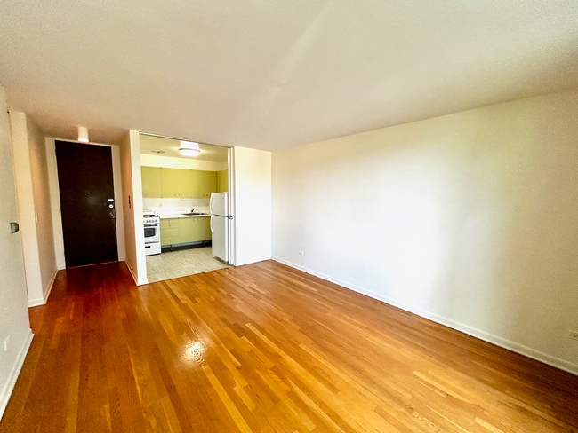 Living Room - 5435 N Artesian Ave Unit 3E