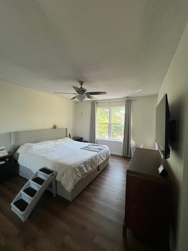 8814 Meadowmont View Dr
