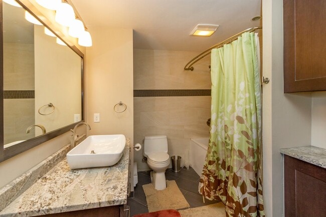 Photo - Woodworks Townhome- 3 Bedroom/3 Bath Unit w/Updated kitchen on the Bus Route