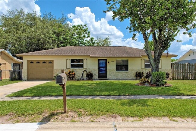 Building Photo - Nice 3/2 with 1 car garage fully fenced ba...