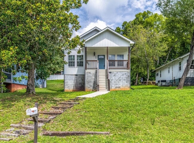 Photo - 619 Midlake Dr NE