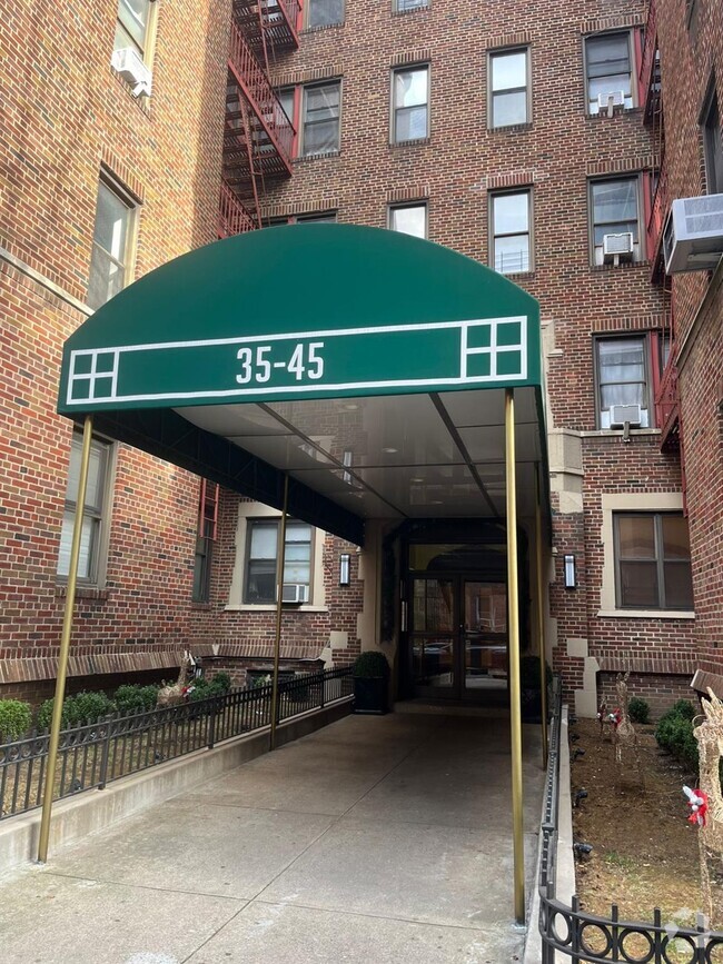 Building Photo - 35-45-45 81st St Unit C9 Rental