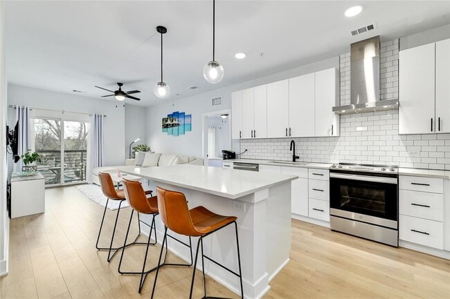 Building Photo - 3101 Govalle Ave Unit 301