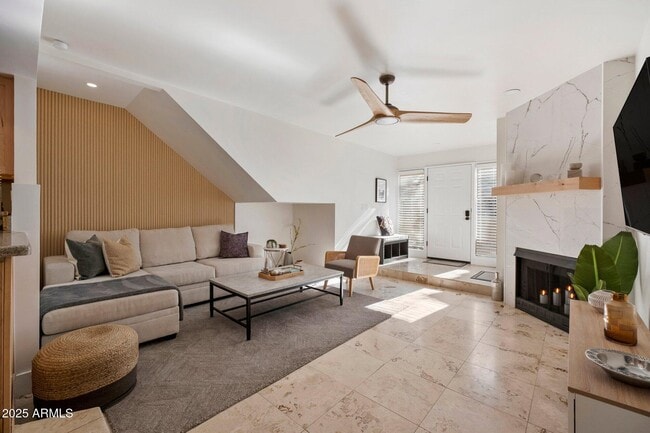 Building Photo - 1820 E Morten Ave Unit 117