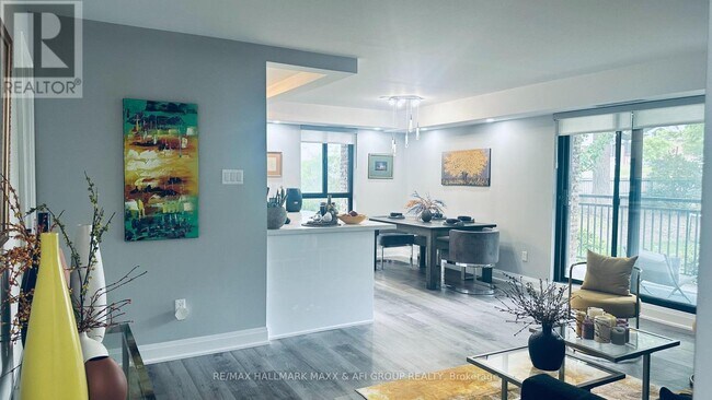 Photo - 15390 Yonge St Unit 201