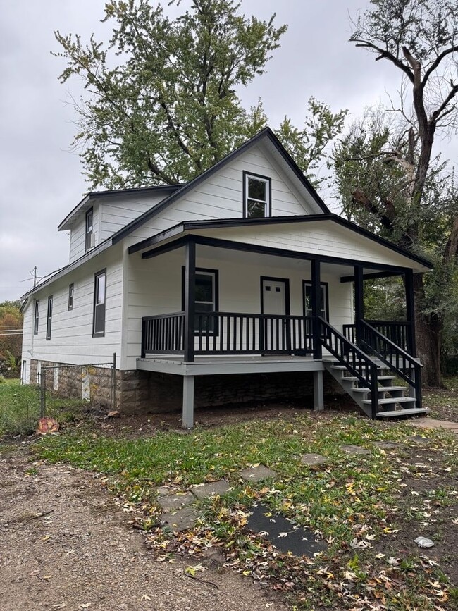 Building Photo - 4 bed 2 bath House