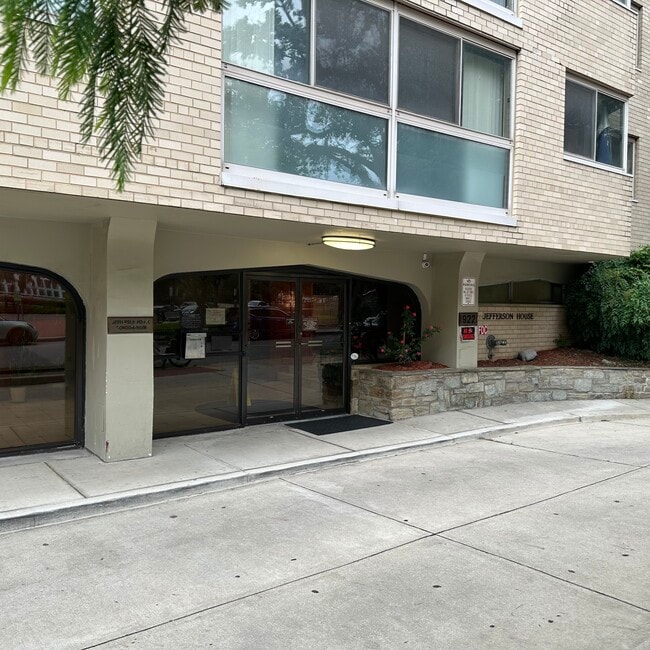 Building Photo - 922 24th St NW Unit 719 Rental