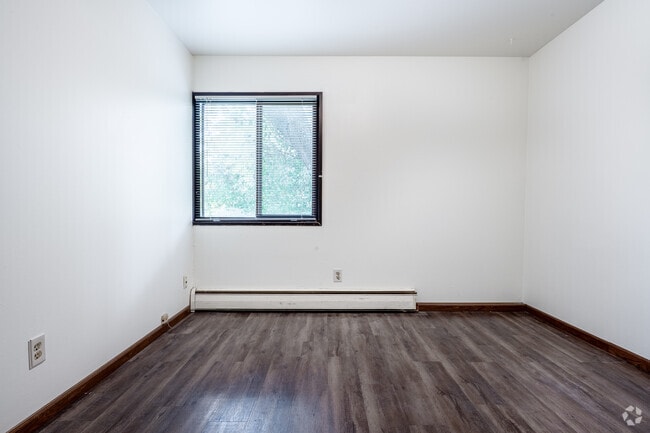 2BR, 1BA - 750SF - Bedroom
