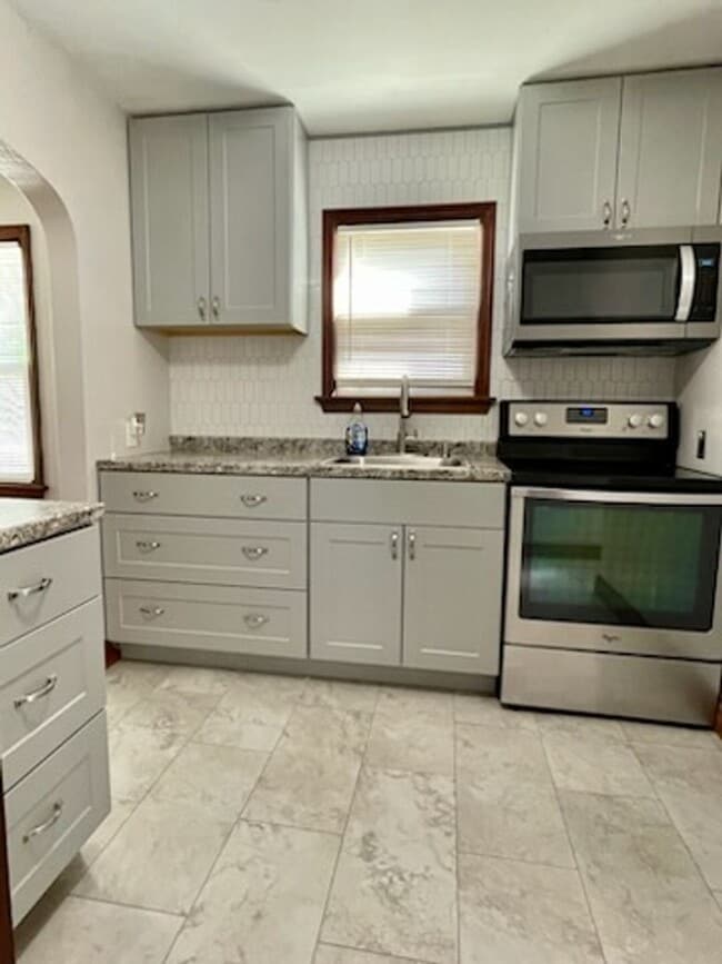 Photo - 715 S 110 St