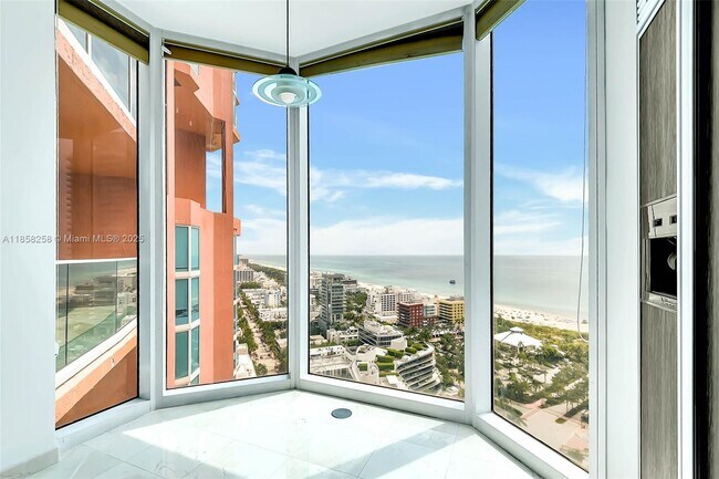 Photo - 300 S Pointe Dr