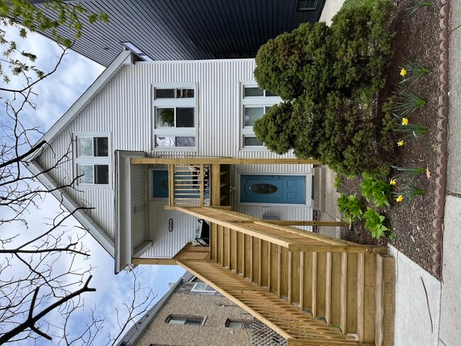 Building Photo - 2310 W Winnemac Ave