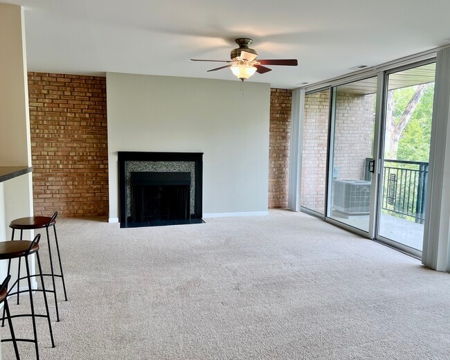 Photo - 5900 Oakwood Dr Unit 3F