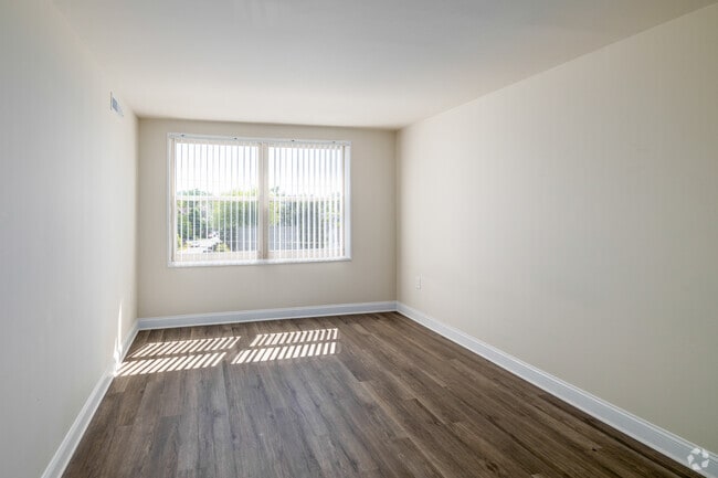 2BR, 1BA - 1,100SF - Primary Bedroom - Mayfair House