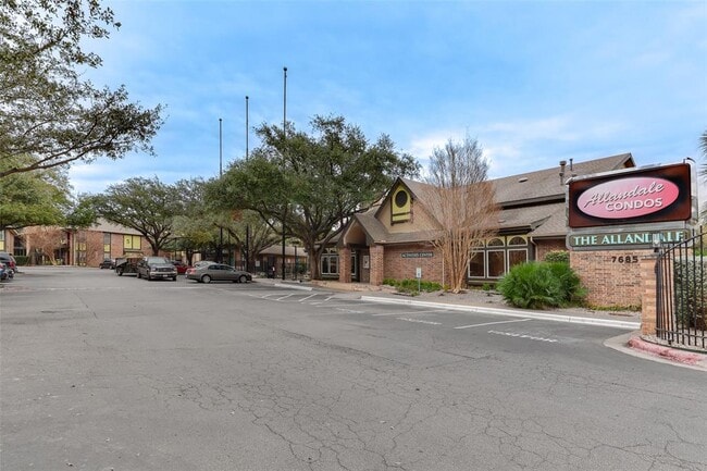 Building Photo - 7685 Northcross Dr Unit 826