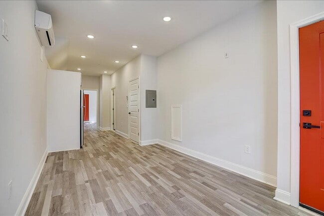 Building Photo - 95 E Duval St Rental
